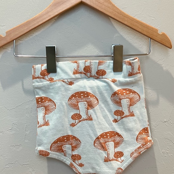 NWT Kate Quinn 3-6mo ruffled baby blue mushroom bottoms with matching headband - Picture 7 of 7